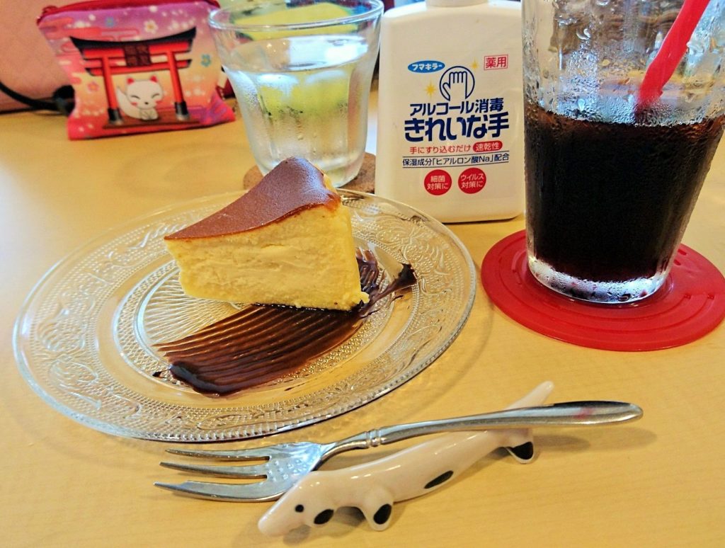 カフェタカギクラヴィアのバスク風チーズケーキ写真